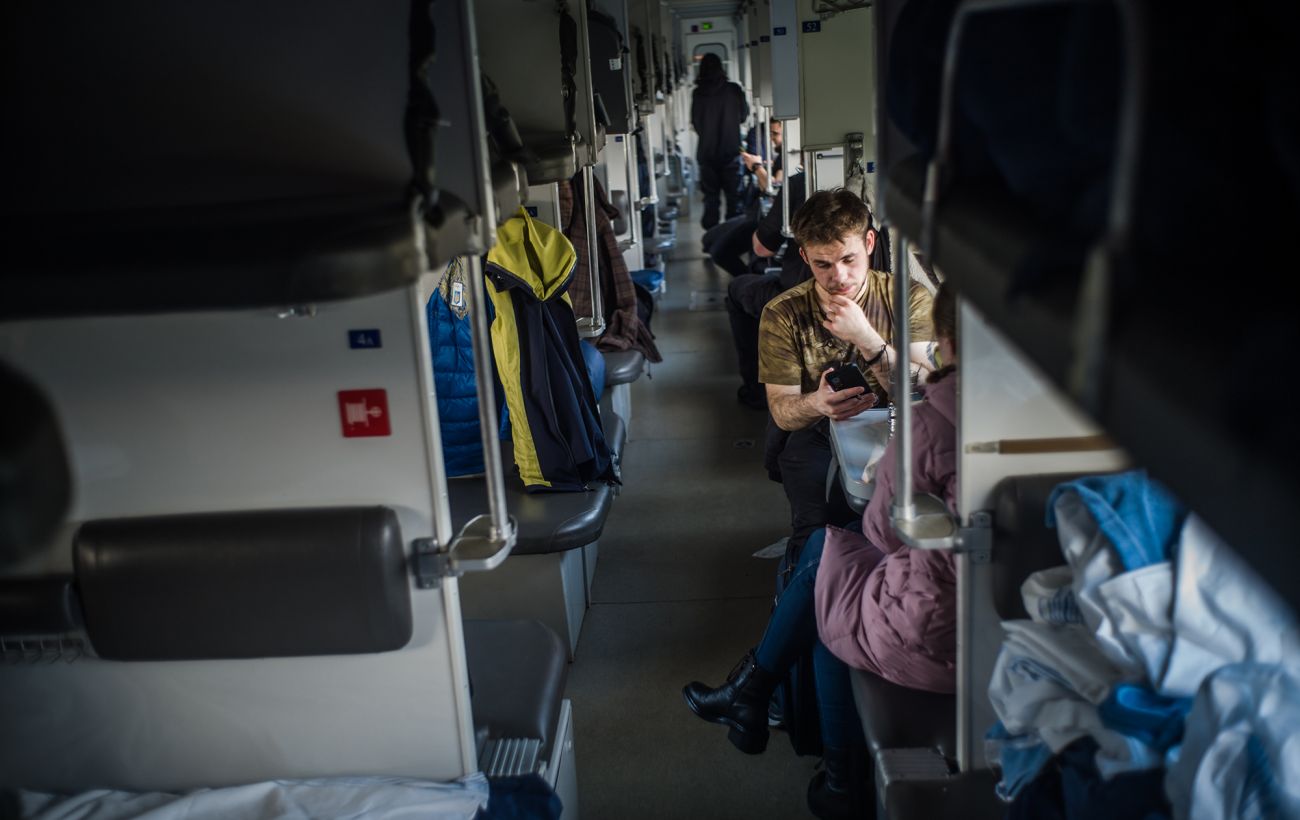 Укрзалізниця призупинила рух потягів після ракетного удару по вокзалу в Шостці.