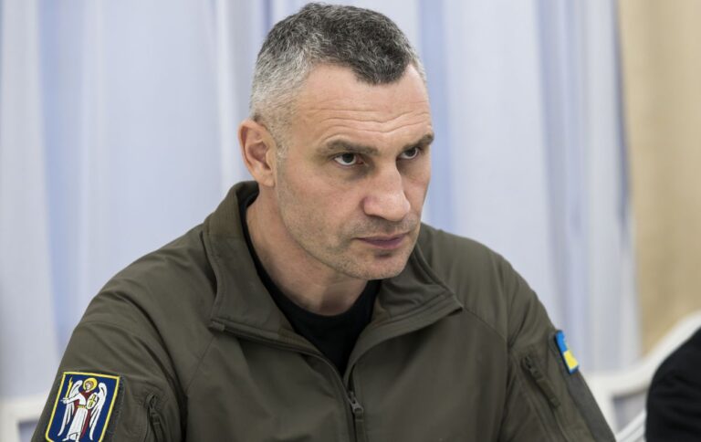 Кличко оголосив про створення мобільних укриттів у Києві за рахунок невикористаних коштів РДА на ремонти сховищ.