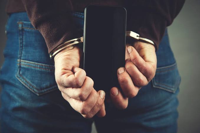 В Ізмаїлі співробітник торгової точки вкрай неетично привласнив телефон на суму понад 50 тисяч гривень, який потім здав у ломбард.