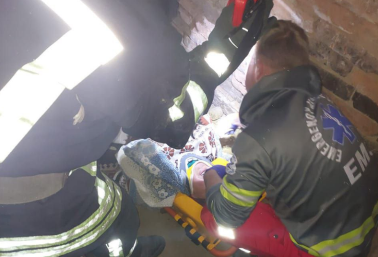 В Ізмаїльському районі рятувальники витягли жінку з підвалу після тяжкої травми хребта.