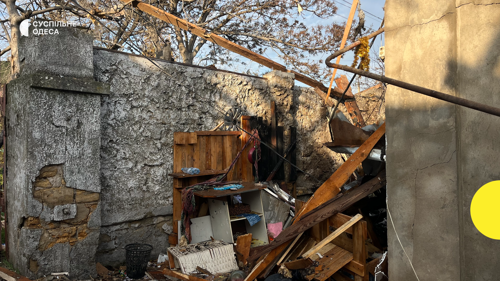 Наслідки нічної атаки на Одесу: зруйновані домівки та уламки на вулицях