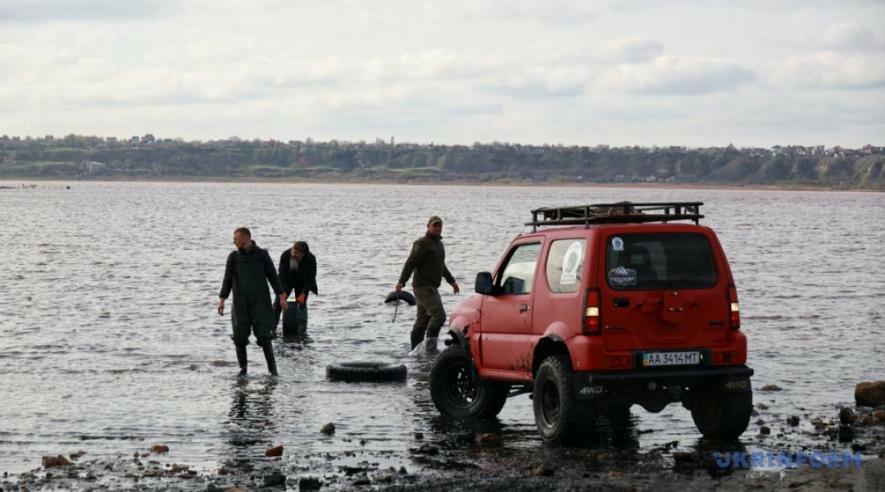 На Куяльницькому лимані відбулася толока за участю волонтерів та військових, які прибирали узбережжя