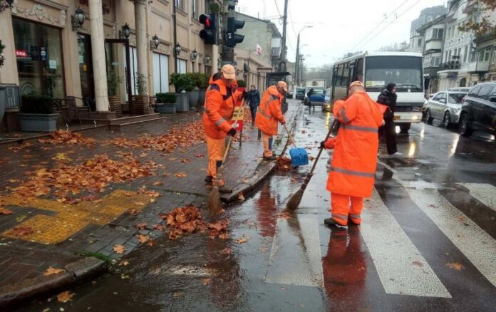 В Одесі триває очищення системи відведення дощової води комунальниками