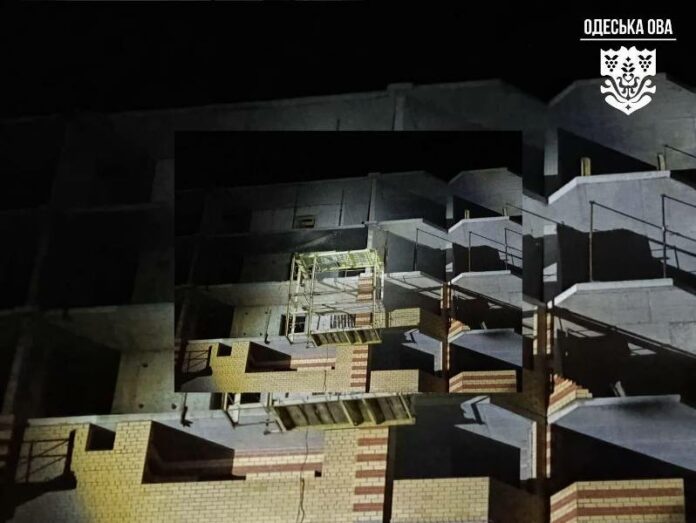 В Одесі дрон з Росії вцілив у житловий багатоквартирний будинок