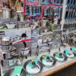 Різноманіття кухонного посуду на ринку «7 кілометр»