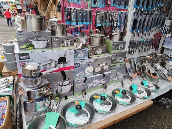 Різноманіття кухонного посуду на ринку «7 кілометр»