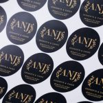 Самоклеючі наклейки для бізнесу: як обрати найефективніший вид для вашої продукції