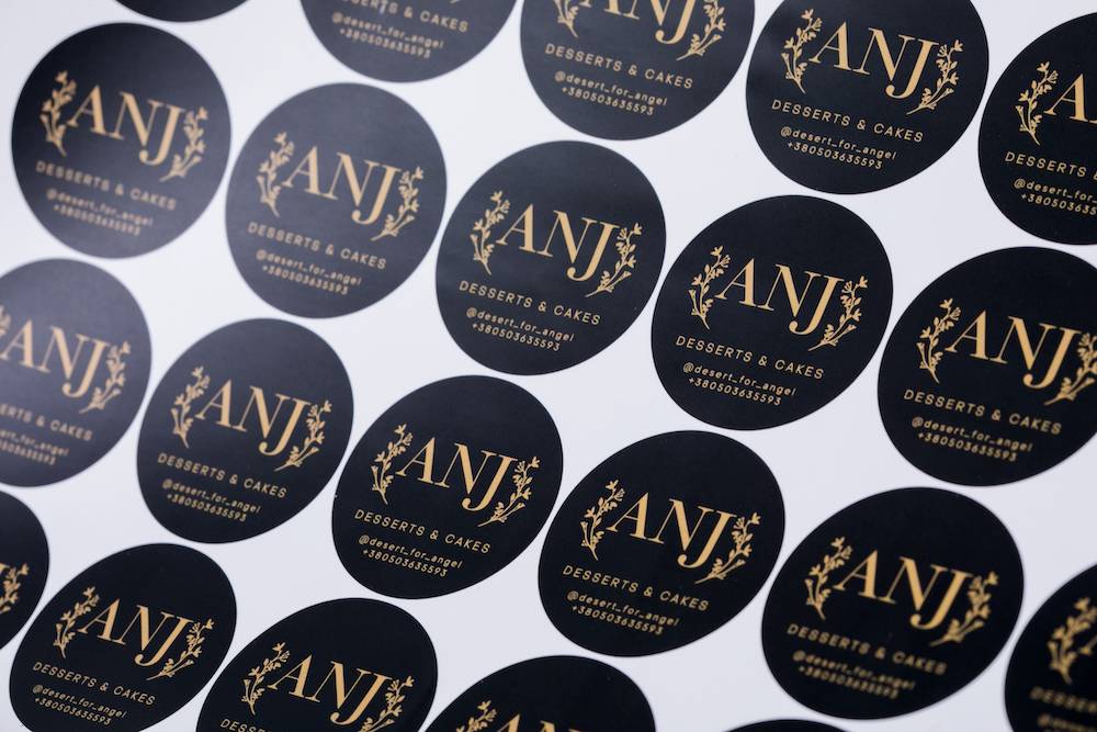 Самоклеючі наклейки для бізнесу: як обрати найефективніший вид для вашої продукції