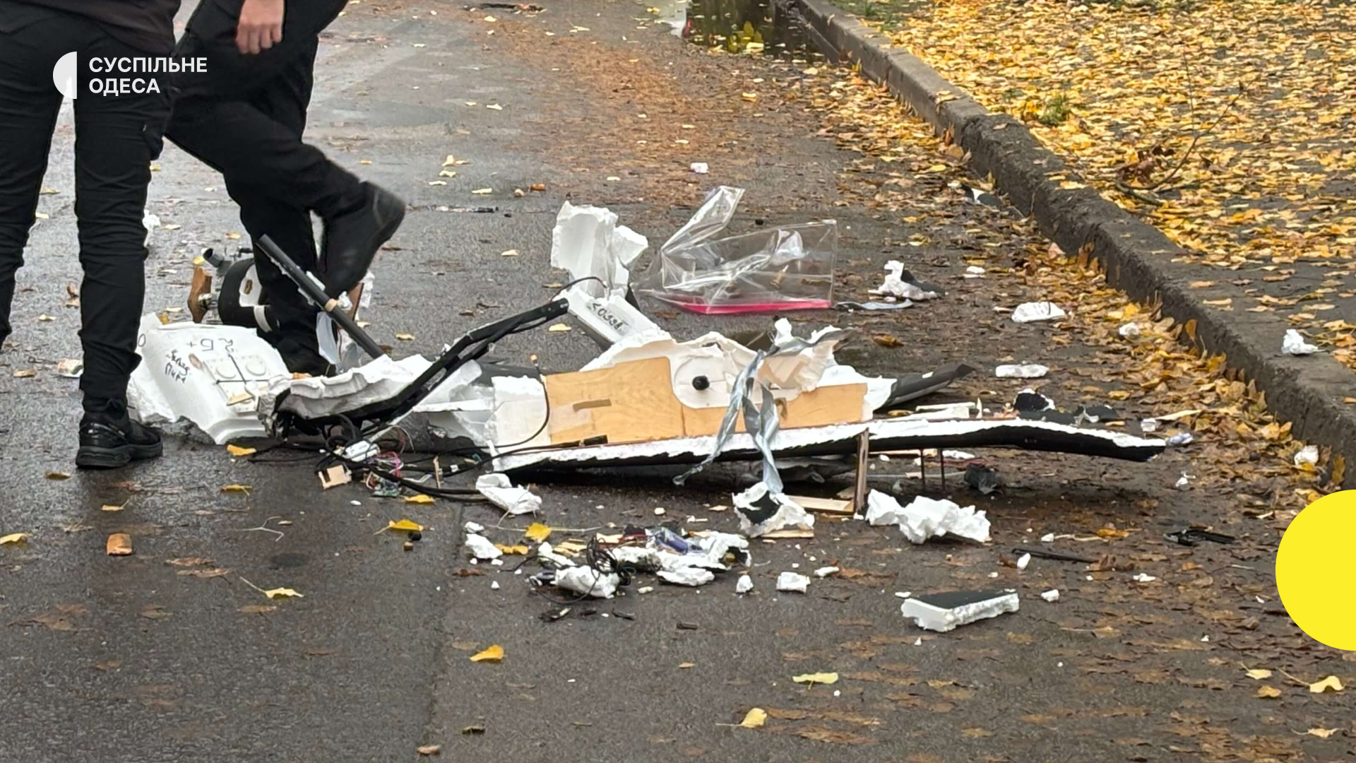 В Одеській області вплив російських дронів призвів до пошкодження даху приватного будинку та дороги