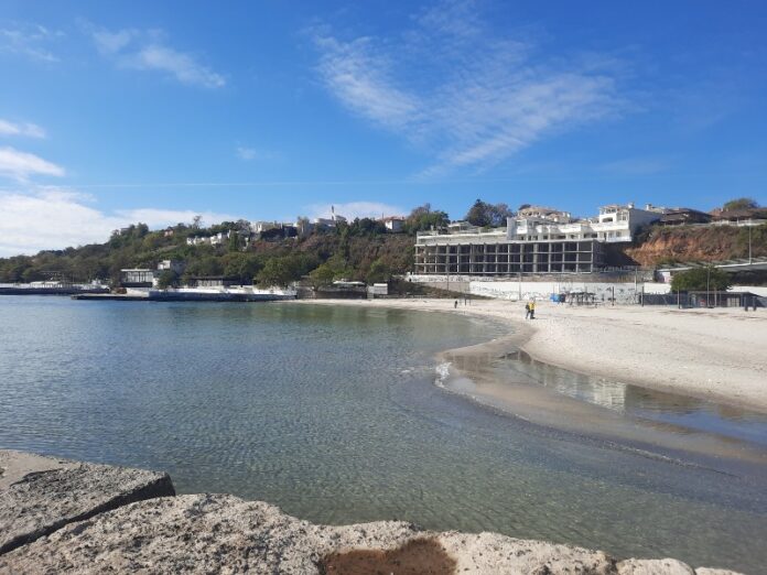 На одеському пляжі виявили незаконну трубу для скидання стічних вод