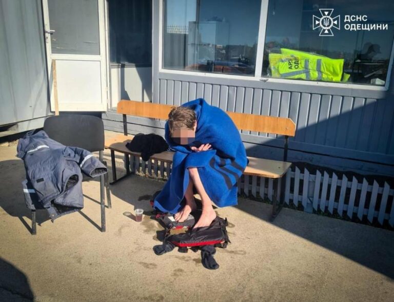 Не бажав повертатися на сушу: в Одещині рятувальники врятували чоловіка з моря, – ФОТО