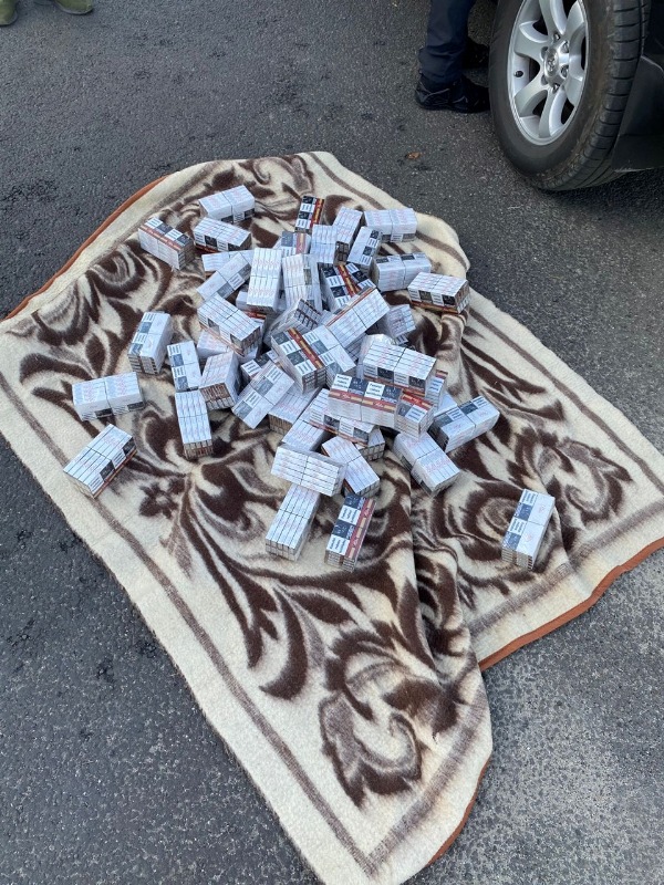 На Одещині прикордонники знайшли приховані у автомобілі сигарети