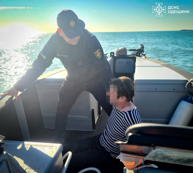 В Одеському морі рятувальники ДСНС допомогли чоловіку