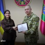 Родичі захисників Зміїного, які повернулися з полону, вручили голові ДПСУ нагороду “Зміїний вдома”