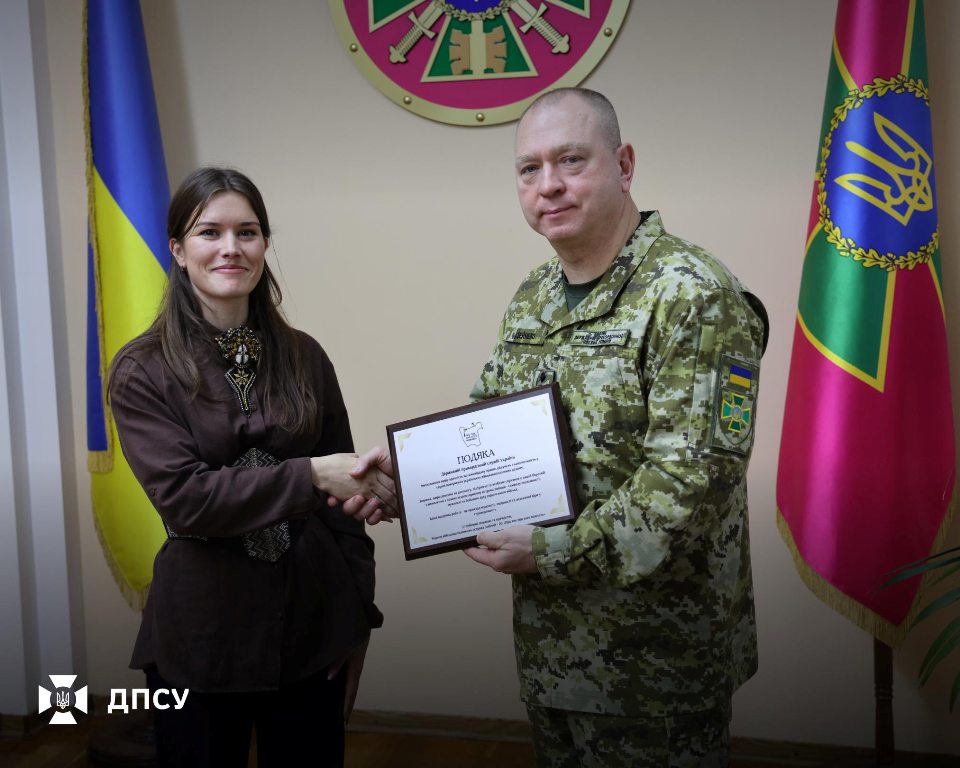 Родичі захисників Зміїного, які повернулися з полону, вручили голові ДПСУ нагороду “Зміїний вдома”