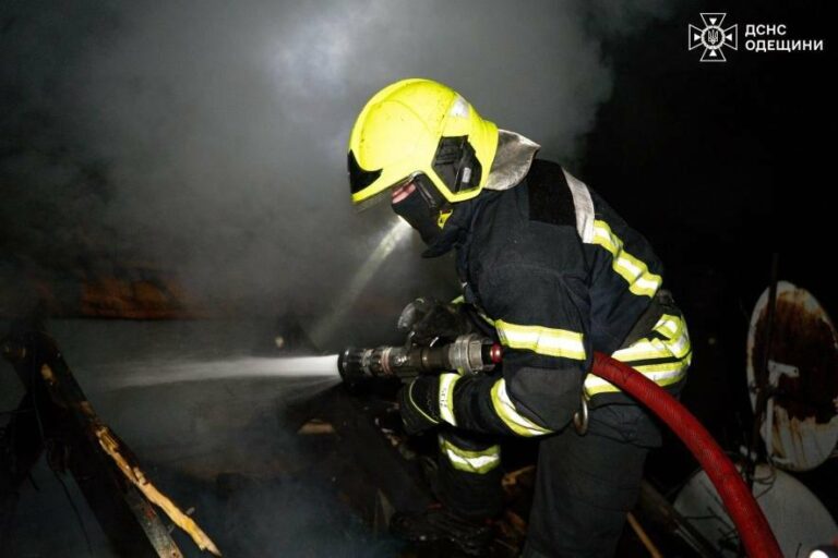 В Одесі сталася пожежа: житловий будинок у Пересипі охоплений вогнем, – ФОТО