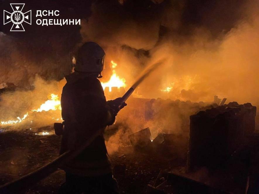 Полум’я після атак: рятувальні загони та Нацгвардія приборкували вогонь в Одеській області, – ФОТО