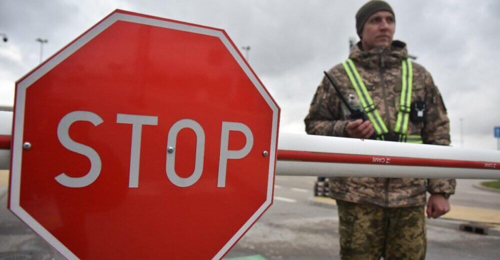 Припинено вʼїзд та виїзд громадян через кордон, але роботу пунктів пропуску вже відновлено