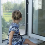 В Одесі тринадцятирічна дитина впала з вікна на сьомому поверсі