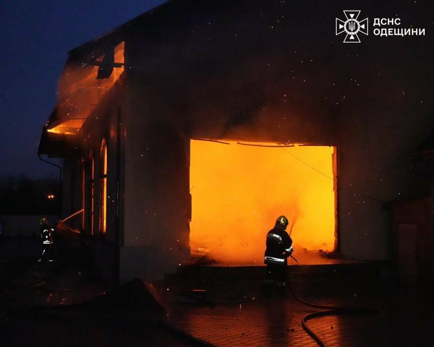 В Одесі спалахнула велика пожежа: згоріла будівля площею 350 м², – ФОТО, ВІДЕО