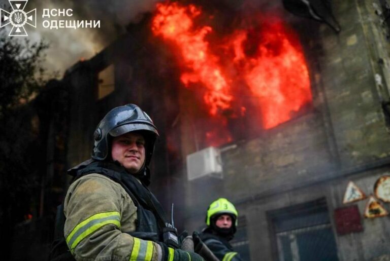 Вогняна стихія в Одесі: знищено виробничу будівлю – ФОТО