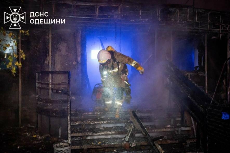 В Одесі спалахнула пожежа: вогонь знищив банк, квартиру та балкони, – ФОТО