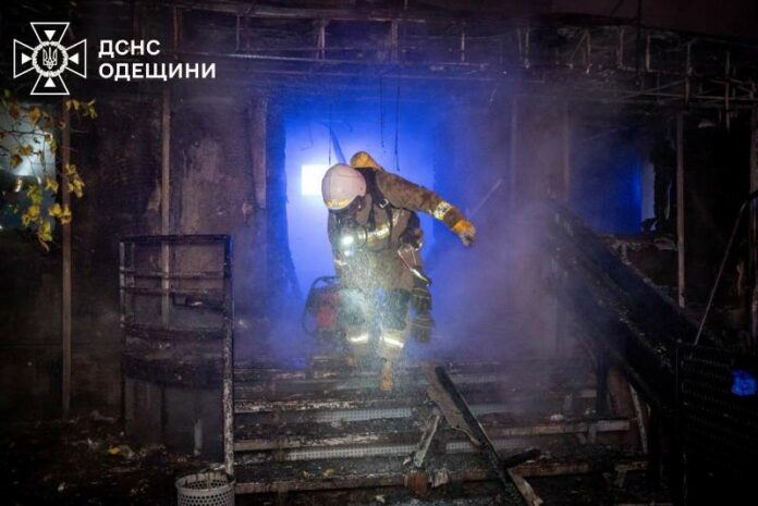 У Одесі загорівся багатоповерховий житловий комплекс