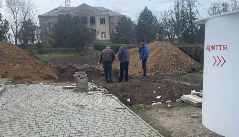 У Білгород-Дністровському селі облаштовують територію біля нової амбулаторії