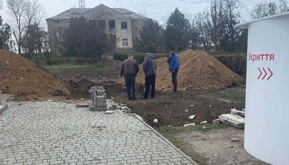 У Білгород-Дністровському селі облаштовують територію біля нової амбулаторії