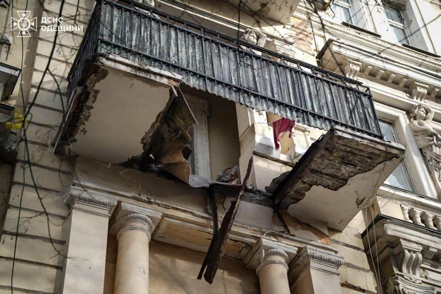 У самому серці Одеси обвалився балкон: дві жінки зірвалися з третього поверху, – ФОТО