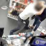 У Одесі молодики здійснювали викрадення золотих прикрас у перехожих