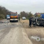 Лобове зіткнення біля Одеси: Nissan влетів у зустрічний вантажівка