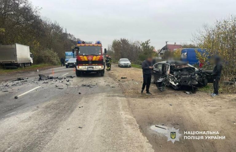 Лобове зіткнення біля Одеси: Nissan влетів у зустрічний вантажівка