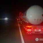 В Одеській області на трасі вантажівка спочатку збила чоловіка, після чого його переїхали ще дві вантажівки