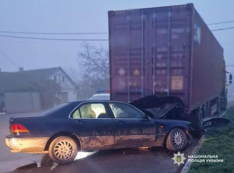 На Одещині п’яний водій без прав в’їхав під вантажівку і поранив пасажира — ФОТО
