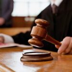 В Білгород-Дністровському районі жінка вдарила суперницю головою об паркан поблизу дитсадка: вирок суду нападниці