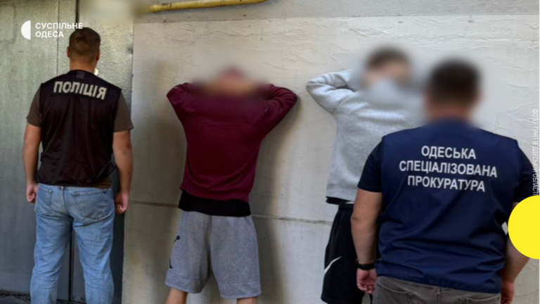 В Одесі двоє молодиків постали перед судом за реалізацію підробленого маршруту до Польщі за 7,5 тисячі доларів