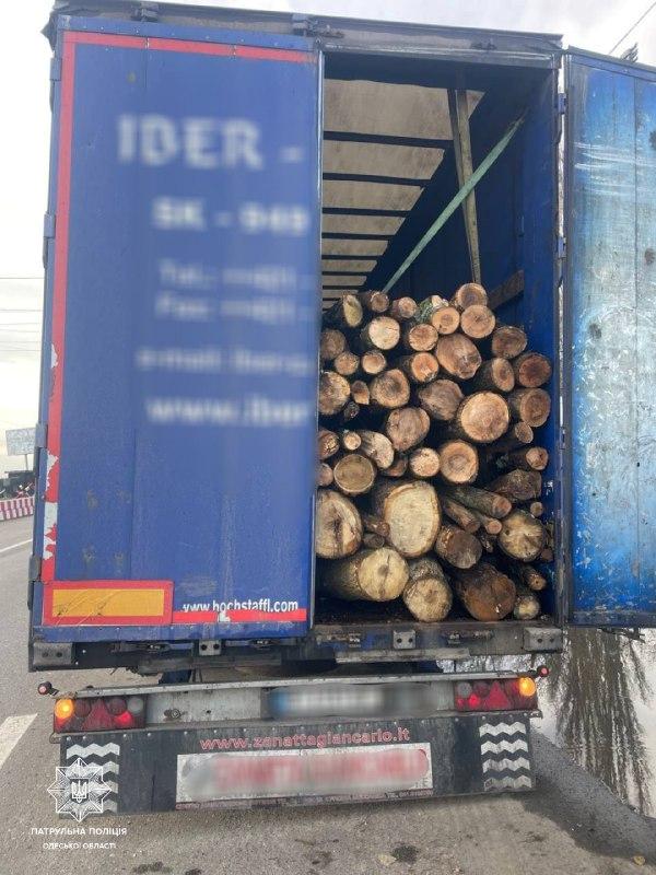 В Одесі патрульні затримали контрабанду деревини