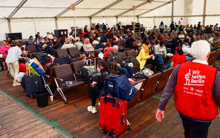 У Берліні завершують роботу найбільшого притулку для біженців з України