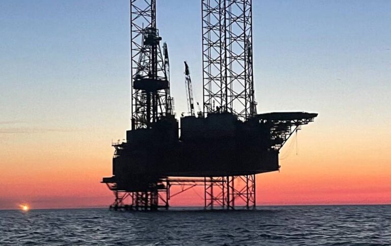 ВМС завдали удару по російським військовим на буровій установці Сиваш – з’явилося нове відео