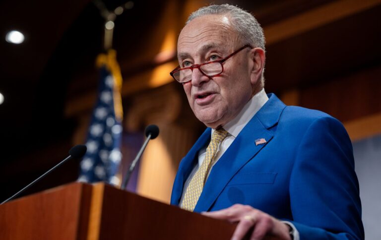 Кінець шатдауну в США: демократи вимагають відставки Чака Шумера