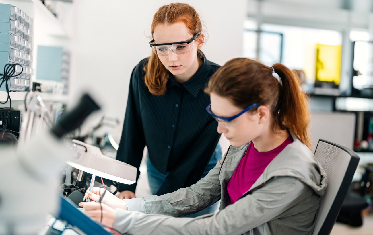 Дуальна освіта в Україні: офіційне працевлаштування для студентів та користь для громад і бізнесу, за даними МОН