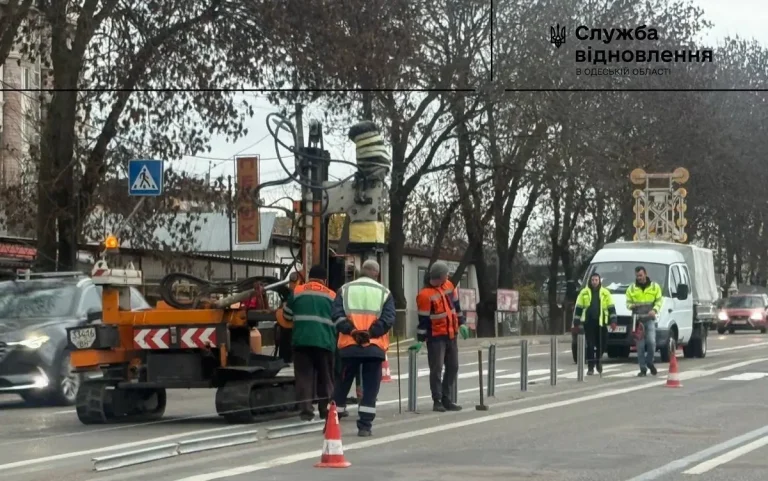 Поблизу Одеси оновлюють дорогу, щоб зробити рух безпечнішим (фото)