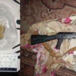 В Одеському регіоні затримали двох чоловіків із значною партією канабісу та автоматом Калашникова