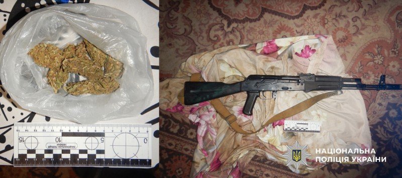 В Одеському регіоні затримали двох чоловіків із значною партією канабісу та автоматом Калашникова