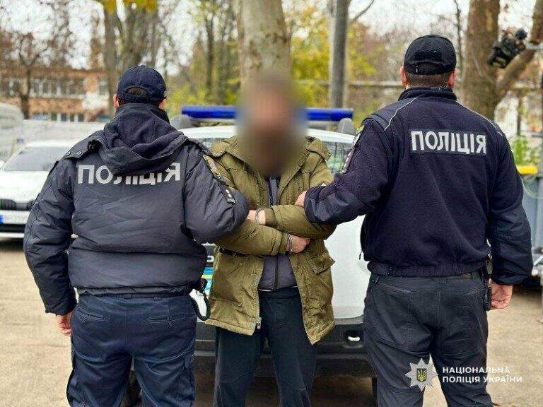 В Одесі сина затримали за жорстоке побиття батька, що призвело до переломів черепа і забою мозку