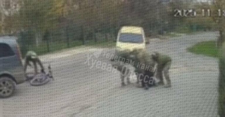 У білому дні в Одесі: люди у формі здійснили напад на велосипедиста, – ВІДЕО