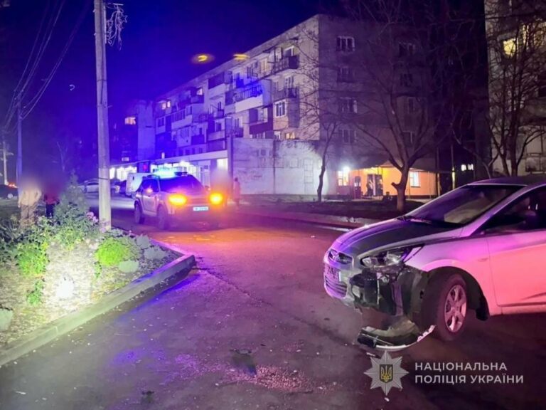 В Одеській області легковий автомобіль наїхав на 19-річного мотоцикліста: юнака доправили до лікарні, – ФОТО