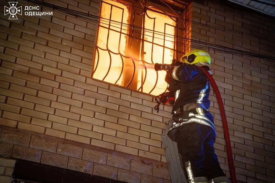 Палаючий будинок в Одесі: під час пожежі постраждав чоловік — ФОТО, ВІДЕО