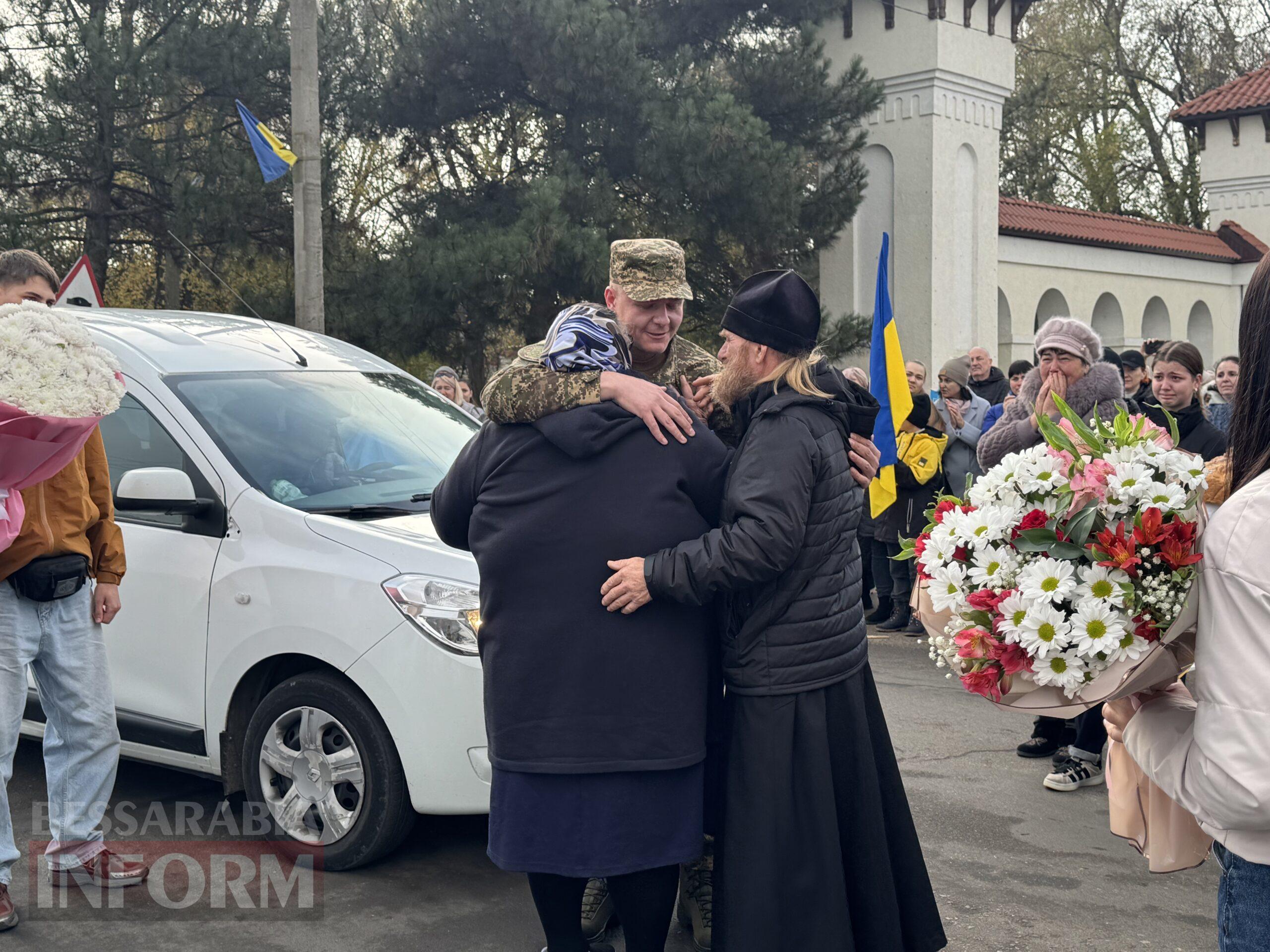 “Віра в Україну і людяність допомогли не зламатися”: Арциз прийняв земляка, який витримав три роки полону